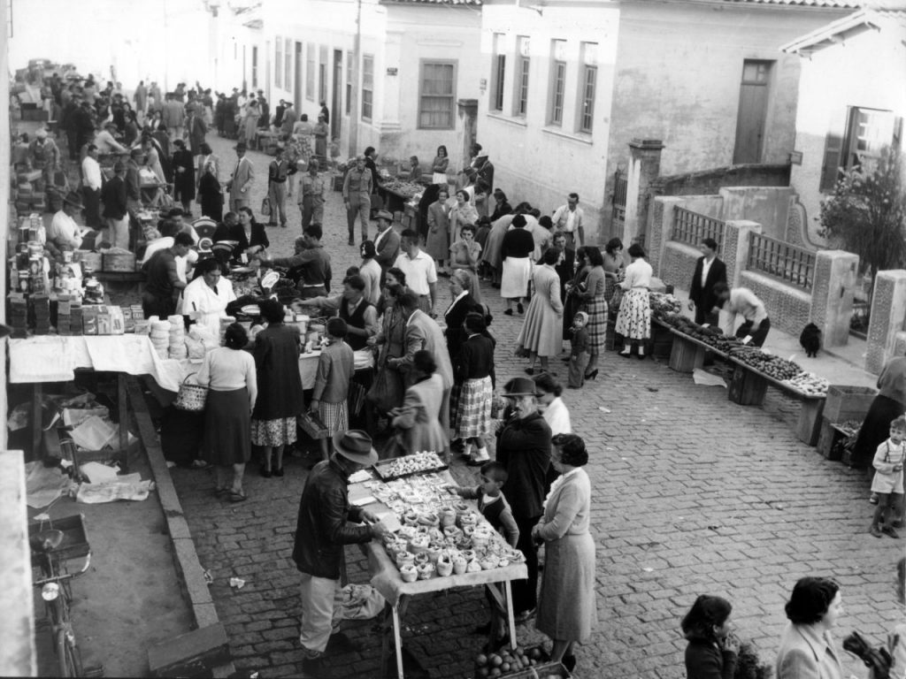Foto em preto e branco da feira livre na rua Senador Fonseca, na década de 1940