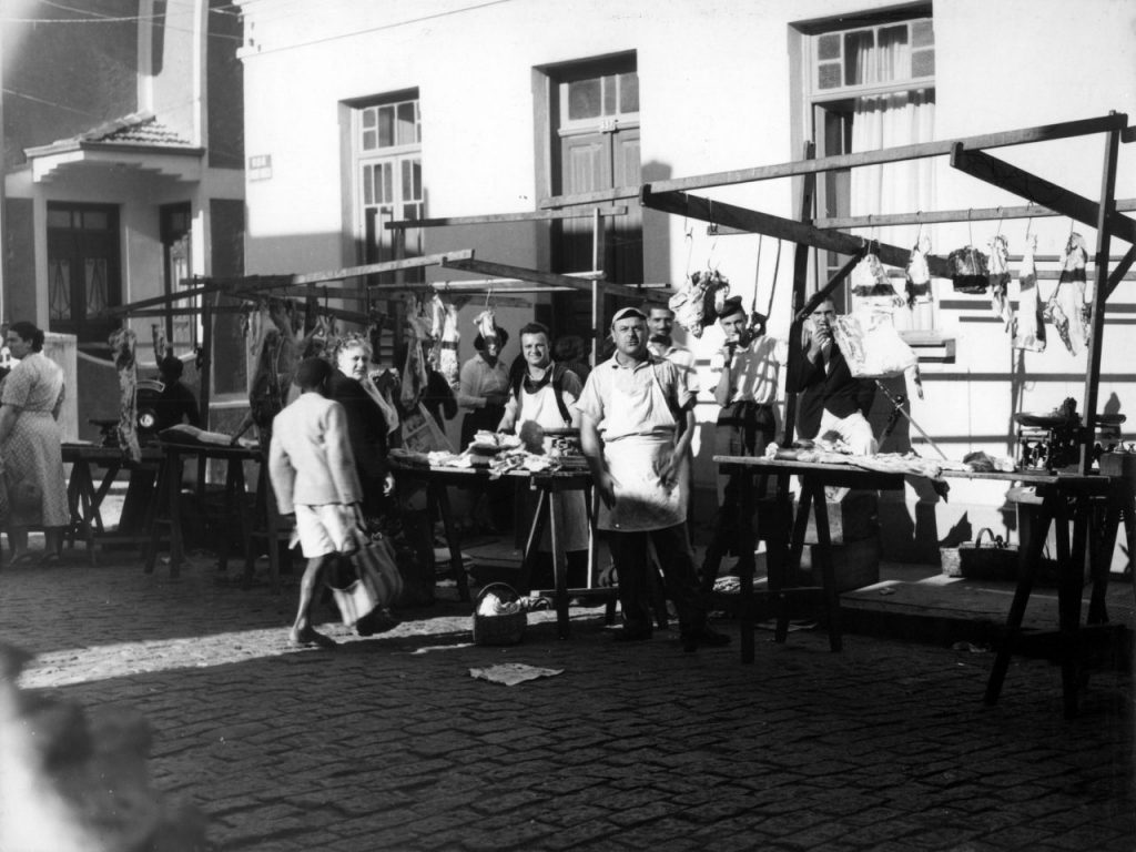 Foto em preto e branco da feira livre na rua Senador Fonseca, na década de 1940